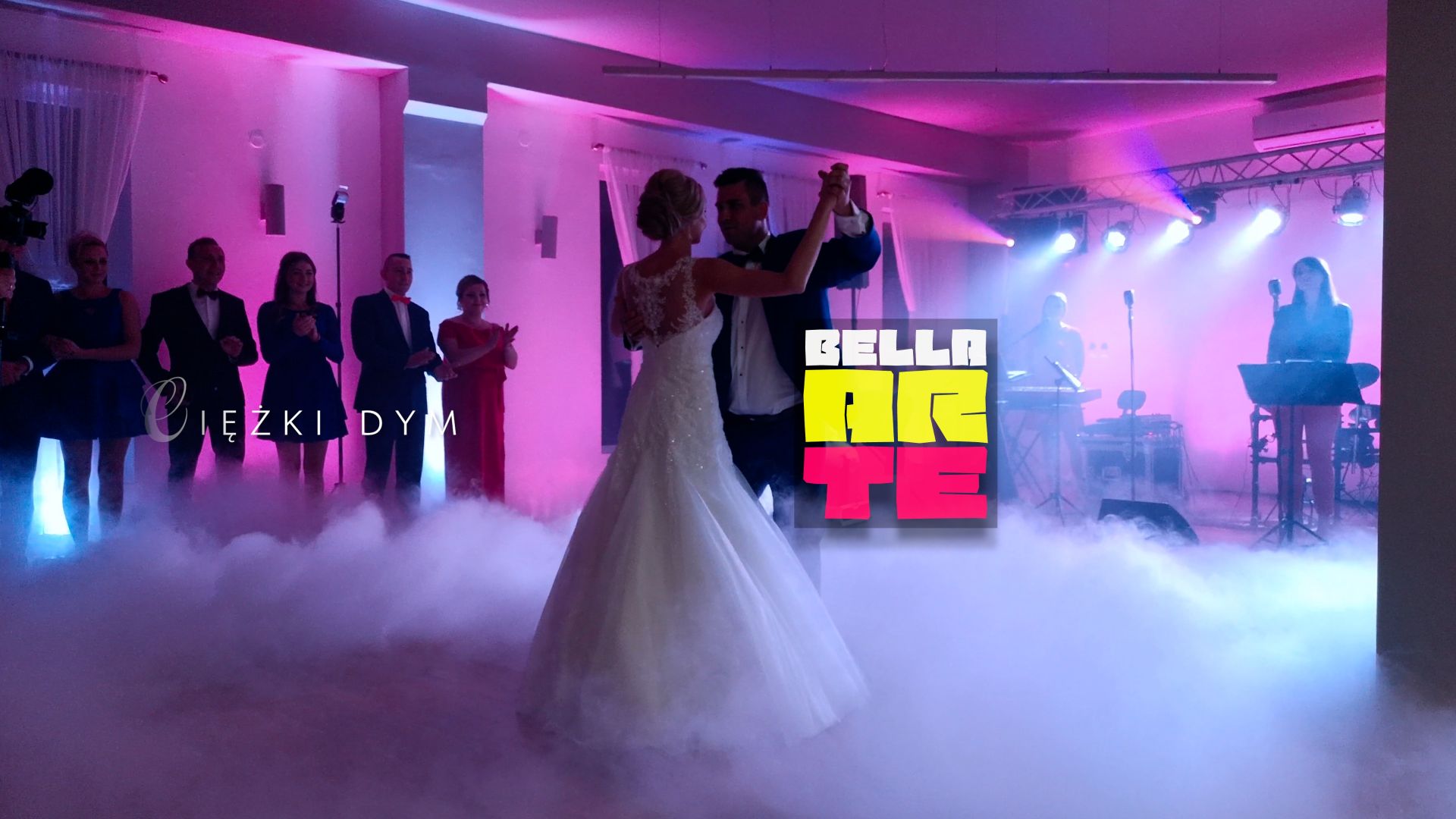 Ciężki dym na pierwszy taniec. Fontanny iskier. Napis love Toruń - Zdjęcie 1