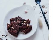 Biały talerzyk deserowy kot - Rękodzieło na prezent - Lamabo Ceramics