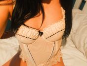 Ładna młoda czarnula. Zabawy online