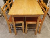 Sprzedam stół i 4 krzesła (komplet)