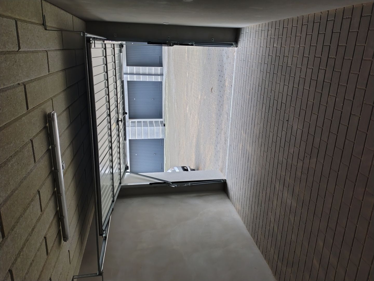 Garaż z bramą uchylną w bloku Toruń - Zdjęcie 1